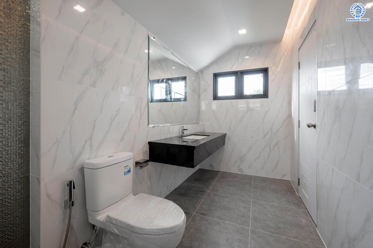 บ้านเดี่ยวฟิลคฤหาสน์มือสองตกแต่งใหม่ แบรนด์ LH ดีไซน์สุดหรูหรา โครงการ ลดาวัลย์ ปิ่นเกล้า เนื้อที่ 178.6 ตร.ว. บนพื้นที่ใช้สอยถึง 651.84 ตร.ม. ฟังก์ชันจัดเต็ม 5 ห้องนอน 7 ห้องน้ำ  1 ห้องแม่บ้าน จอดรถได้ถึง 3 คัน ทำเลศักยภาพติดถนนบรมราชชนนี เชื่อมต่อหลายเส้นทาง ใกล้มหาวิทยาลัยมหิดล และเซ็นทรัลศาลายา